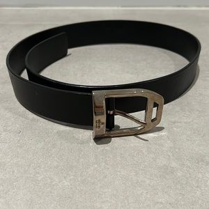 Gucci men black leather belt with silver hardware with embossed logo